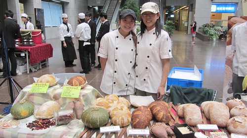 Many bakeries were invited to display their healthy bread products at the press conference.