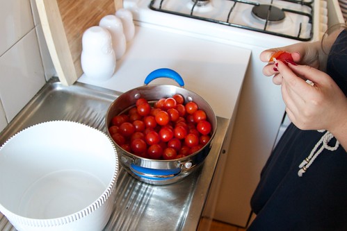 Peeling tomatoes
