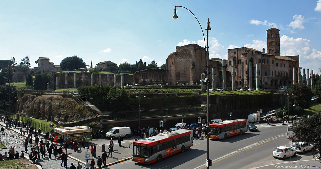 O templo de Vénus e de Roma. Situado entre o Fórum Romano e o Coliseu, era o maior templo da Roma antiga. Podemos ver à direita a grande torre sineira da igreja Santa Francesca Romana.