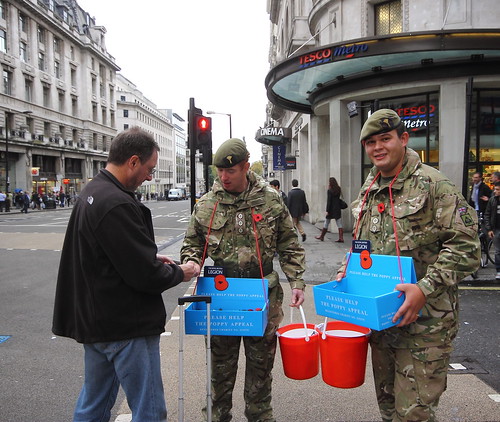 חיילים מחלקים פרגים ברחובות לונדון, תחילת נובמבר 2011. 