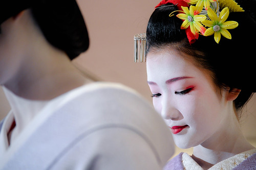 glimpse of a maiko by 1/4th