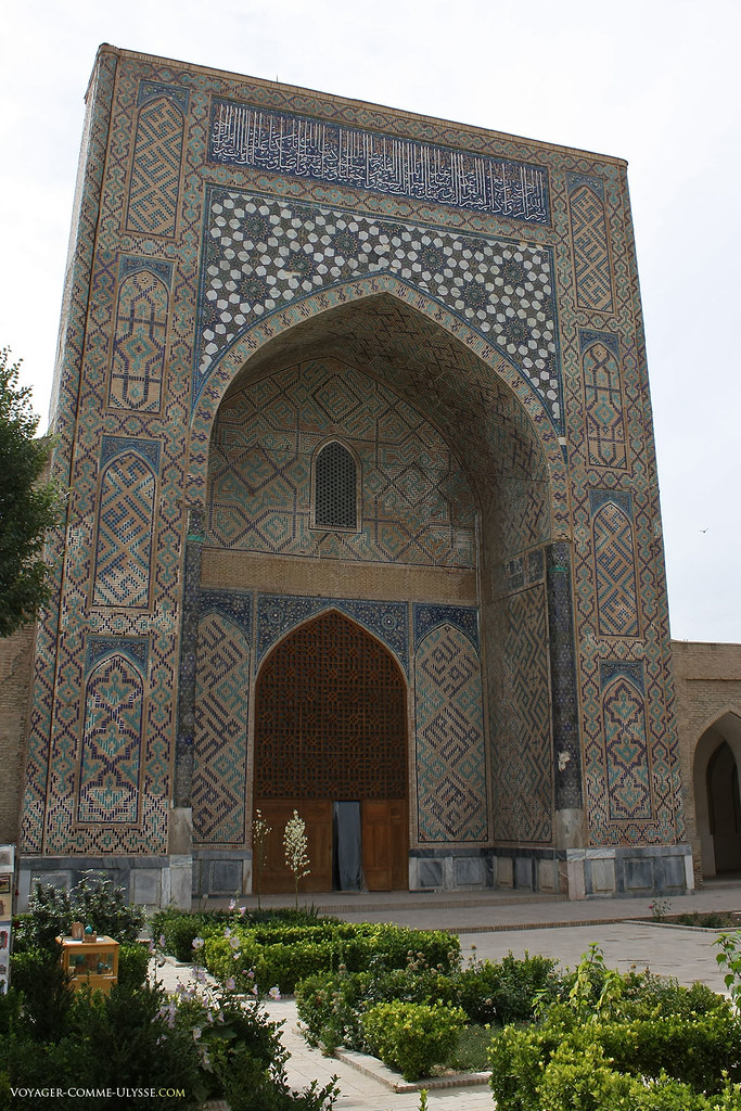 Entrada da mesquita de Kok Goumbaz