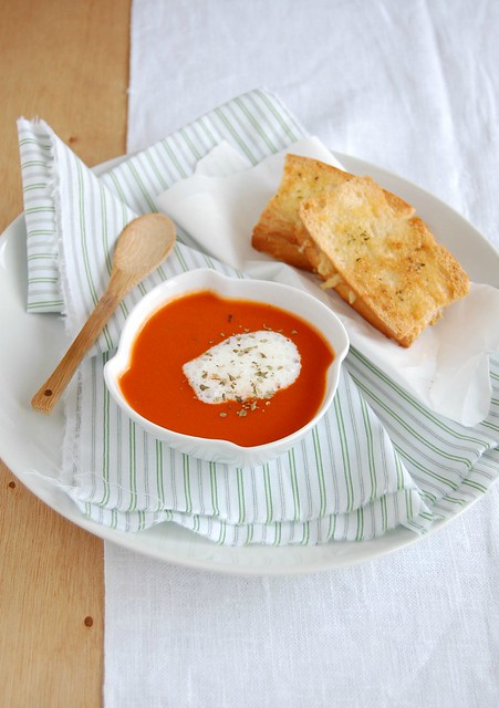 Spicy tomato soup with crispy grilled cheese / Sopa apimentada de tomate com queijo-quente crocante