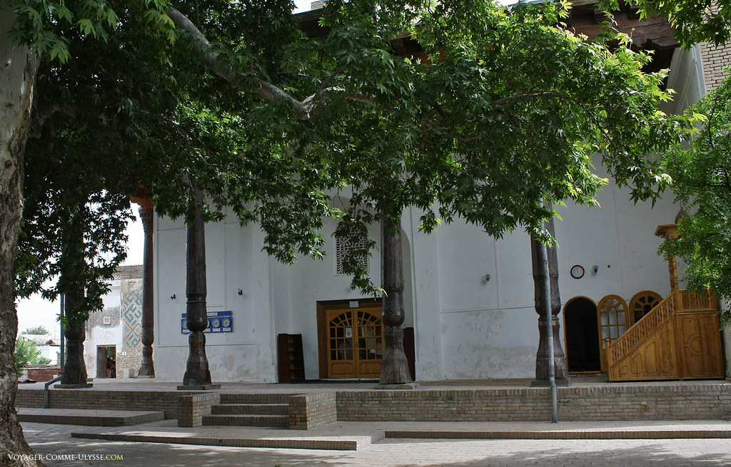Pilares de madeira da mesquita Hazrati Imom.