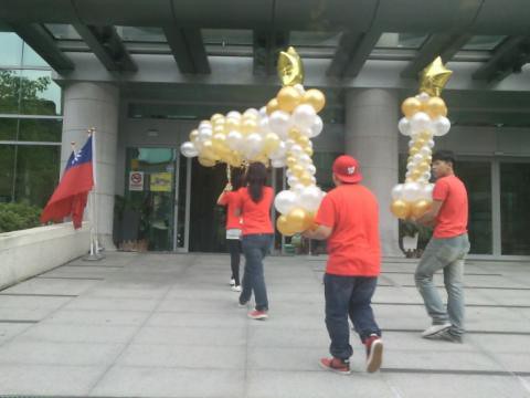 簡易佈置組合，金色星星柱一對，空飄氣球50顆，台北外送服務 by 豆豆氣球材料屋 http://www.dod.com.tw