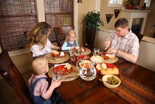 ERS research shows that people who rate their diet quality more favorably are more likely to share meals with the family. (Photo credit: Shutterstock)