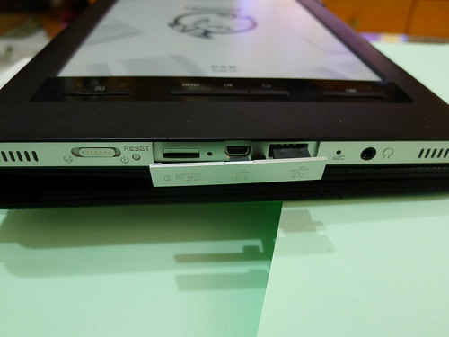 E920 miniSD卡插槽與兩個 USB 埠