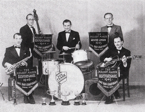 Maurice Goodearl (right) with his Gibson Super 400 and fellow members of Eric Wakefield and his Blue Rhythm Band