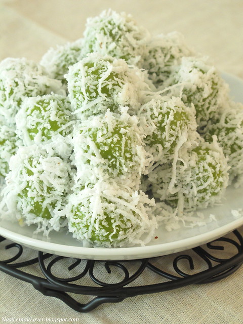 Ondeh-Ondeh (glutinous rice ball with palm sugar)