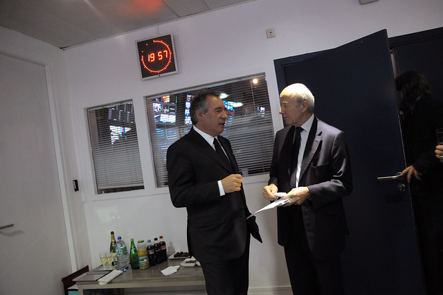 François Bayrou et Olivier Mazerolle pendant une pause lors de lémission BFMTV 2012