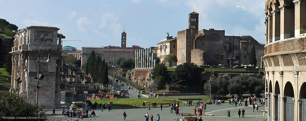 Ao fundo, o Capitólio. À direita, o Coliseu. Neste eixo encontram-se a maior parte dos fóruns romanos. Nota-se à esquerda o Arco de Constantino.