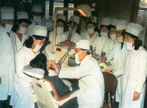 Массированный медосмотр и лечение зубов рабочих. Из истории Чучхе-медицины в канун 66 годовщины ТПК 