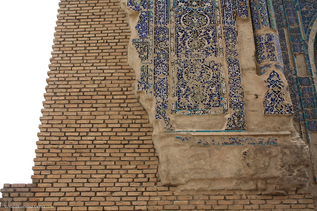 Distingue-se com facilidade os trabalhos dos artesãos, cobriram o palácio com abundantes ornamentos as paredes de tijolo do palácio.