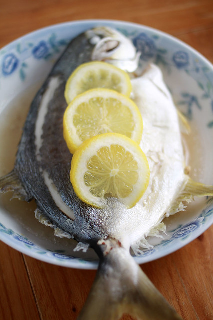 Simple Steamed Fish with Garlic and Lemon