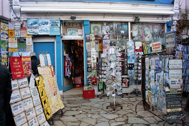 foto immagine negozio cartoline vintage al mercatino portobello road londra