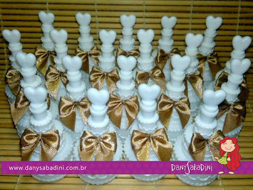Bolinhas de sabão em formato de mini bolo de casamento com lacinhos dourados =D by DanySabadini