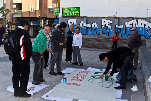 Pintando una pancarta por la libertad de expresión