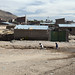 Nella periferia di Challapata alcuni bambini giocano a piedi scalzi nell'acqua sporca e tra l'immondizia