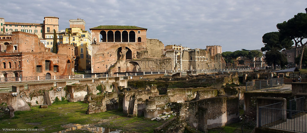 No centro da fotografia, a Casa dos Cavaleiros de Rodes, com as suas arcadas, encimando o que sobra dos maiores fóruns imperais, o Fórum de Trajano.