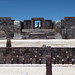 Vista contemporanea di parte del Templete Semisubterráneo, della porta est del Kalasasaya ed in mezzo alla porta il monolite del Ponce(Tiwanaku)