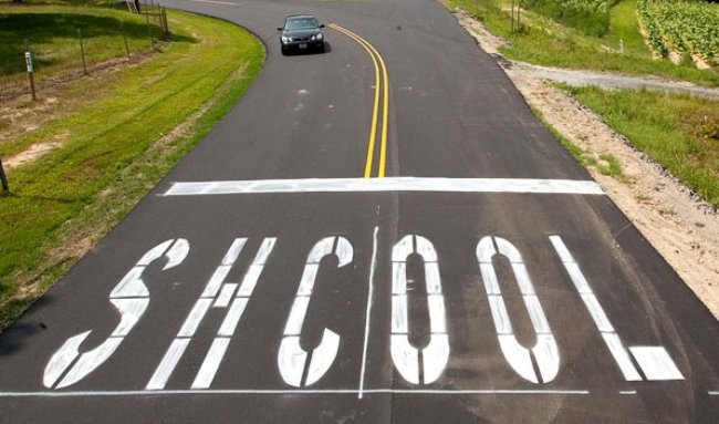 roadway with school spelled incorrectly