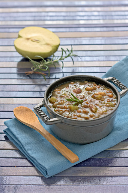 Zuppa di castagne, lenticchie e riso integrale in cocotte in ghisa Staub