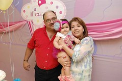 9593 La festejada, con sus abuelos maternos, Misael Gerardo Rodríguez y Sandra Martha Muñoz.