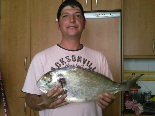 Petre con una Dorada ó Pepona de 2 Kg pescada en la Bahia de Santander