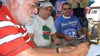Djalma Neves assinando a ficha de Filiação ao PPS