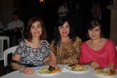 0107. Elizabeth Cerda, Mirna Cerda y Ariany Huerta, primas del festejado.