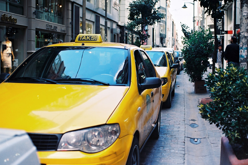Такси стамбул приложение. Такси Makkah. Такси в Стамбуле. Такси Мекка. Турецкий таксист.
