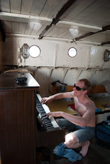 Niels op de piano