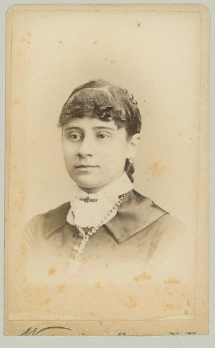 Portrait woman with necklace
