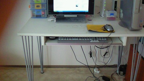 パソコン台にしている机です。今はまだ使用...