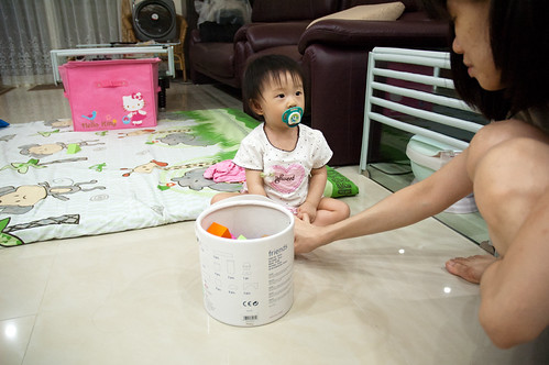 Mummy teaches Abi how to play cubes. 媽咪教小豌豆怎麼玩積木。
