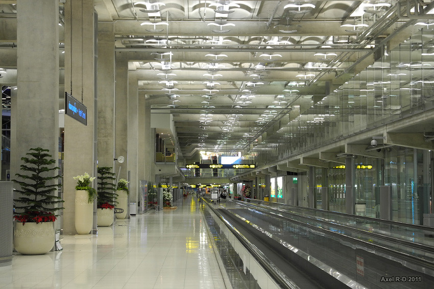 Метро аэропорт бангкок. Мухаварма аэропорт Бангкок. Аэропорт Бангкока Нижний этаж фото. Поезд едет в Районг из Суварнабхуми фото.