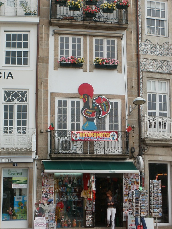 The Barcelos Rooster<br/>© <a href="https://flickr.com/people/84822435@N00" target="_blank" rel="nofollow">84822435@N00</a> (<a href="https://flickr.com/photo.gne?id=6281990467" target="_blank" rel="nofollow">Flickr</a>)