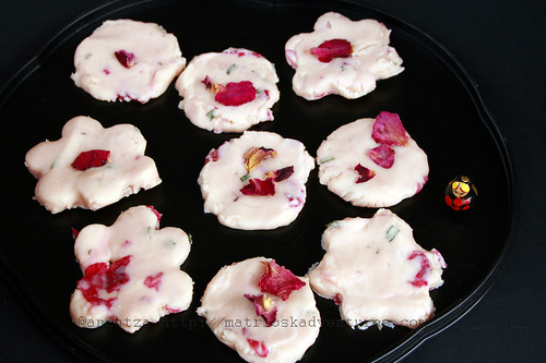 immagine cioccolatini con petali di rose