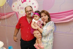 9594 La festejada, con sus abuelos maternos, Misael Gerardo Rodríguez y Sandra Martha Muñoz.