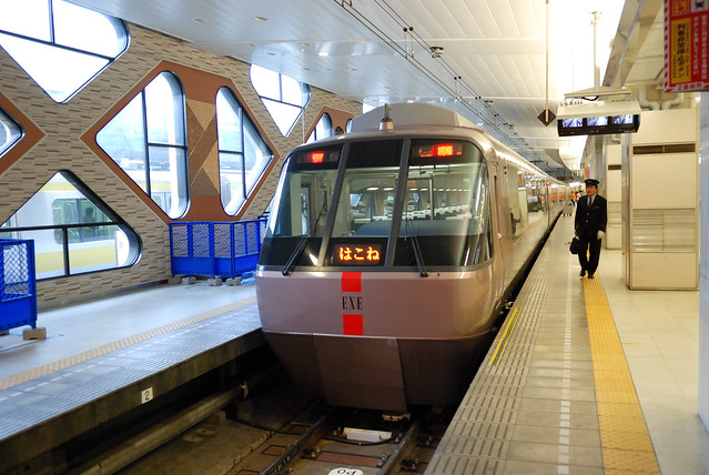 往箱根可以搭小田急電鐵，其中 Romance Car 是叫快速的班車，但除了 PASS 外還要額外付費
