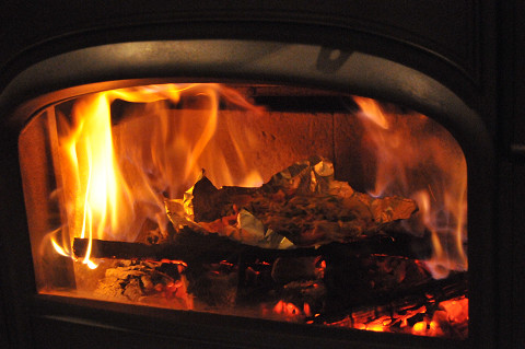 今日は薪ストーブの炉内で焼いたピザが夕食...
