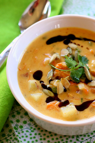Pumpkin Coconut Chowder with Shrimp | paleo recipes | seafood recipes | shrimp recipes | healthy soup recipes | perrysplate.com