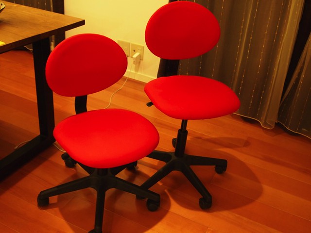 ゆうきさん、赤い椅子ですが、高さ調整可能...
