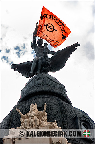 Bandera de Kukutza en la estatua del Ave Fénix