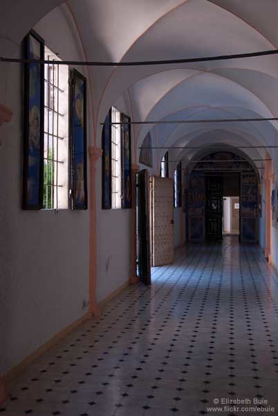 Corridor, Church of San Giovanni Battista, Rimini<br/>© <a href="https://flickr.com/people/39041248@N03" target="_blank" rel="nofollow">39041248@N03</a> (<a href="https://flickr.com/photo.gne?id=6091702551" target="_blank" rel="nofollow">Flickr</a>)