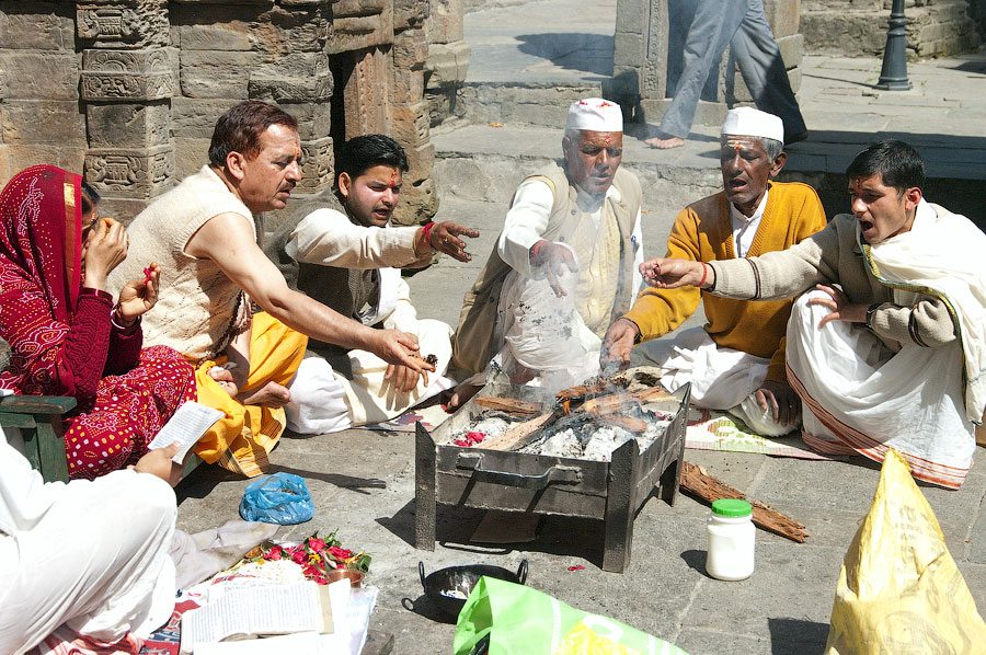 Напротив храма Джагешвар проводили ритуал яджны