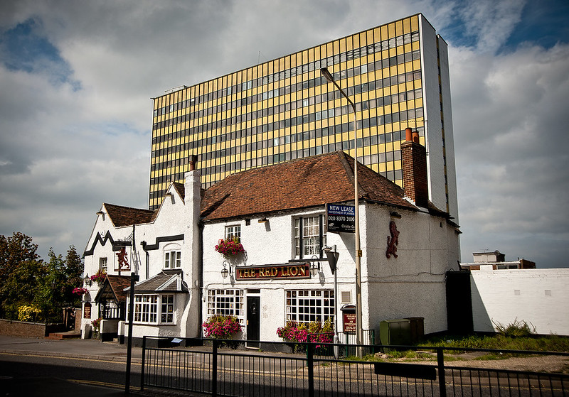 The Red Lion & Winchester House, Bracknell<br/>© <a href="https://flickr.com/people/21442750@N07" target="_blank" rel="nofollow">21442750@N07</a> (<a href="https://flickr.com/photo.gne?id=6112359327" target="_blank" rel="nofollow">Flickr</a>)