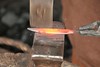 Eine Messerklinge wird in Haithabu von einem Schmied (Matthias Barkmann / Vikingr-Kontor) geschmiedet – Museumsfreifläche Wikinger Museum Haithabu WHH 04-09-2011