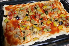 Pizza de carne y verduras asadas