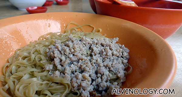 The accompanying noodle, served with minced meat